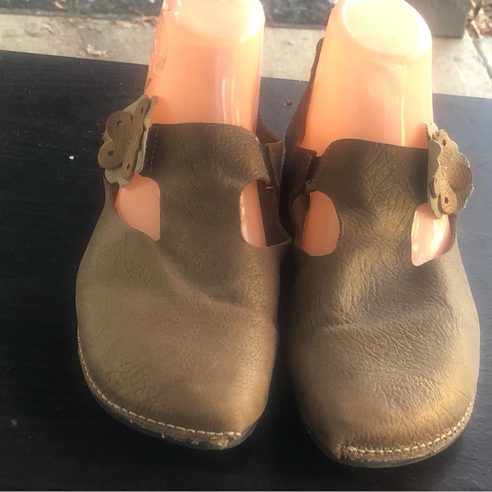Jose Saenz Women's Tan Leather Flower Apliqué Slip On Shoes Size 39/8.5US